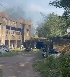 तेतुलमारी में घर के अंदर गैस रिसाव और जमीन धंसने की शिकायत, परिवार ने मांगा सुरक्षित पुनर्वास
