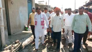 बारामुड़ी खटाल पहुंचे विधायक राज सिन्हा, प्रभावित परिवारों की समस्याएं सुनने का दिया भरोसा