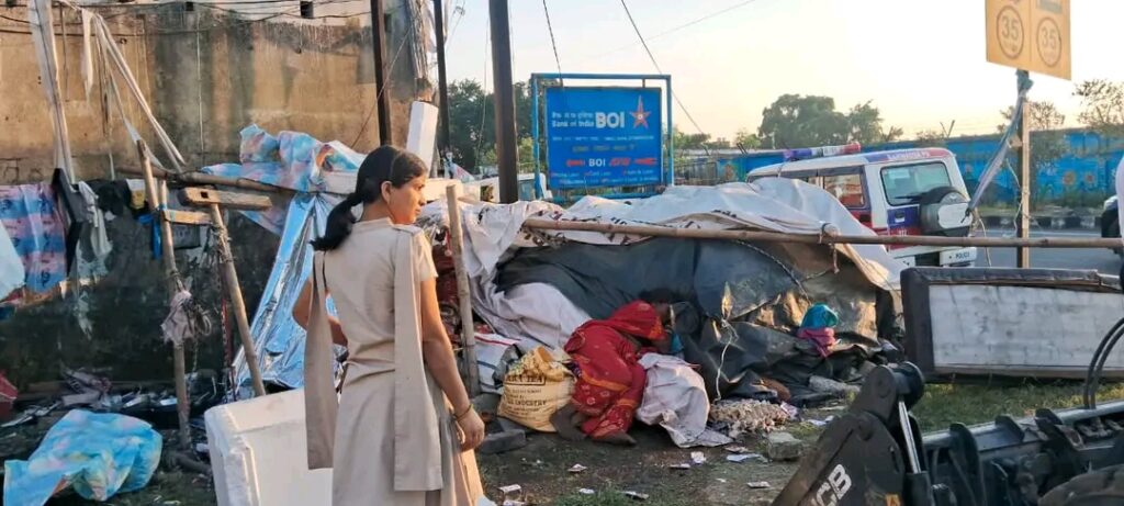 धनबाद डीसी कार्यालय के मुख्य द्वार से हटा अतिक्रमण, झोपड़ियां तोड़ी गईं; पुनर्वास पर सवाल