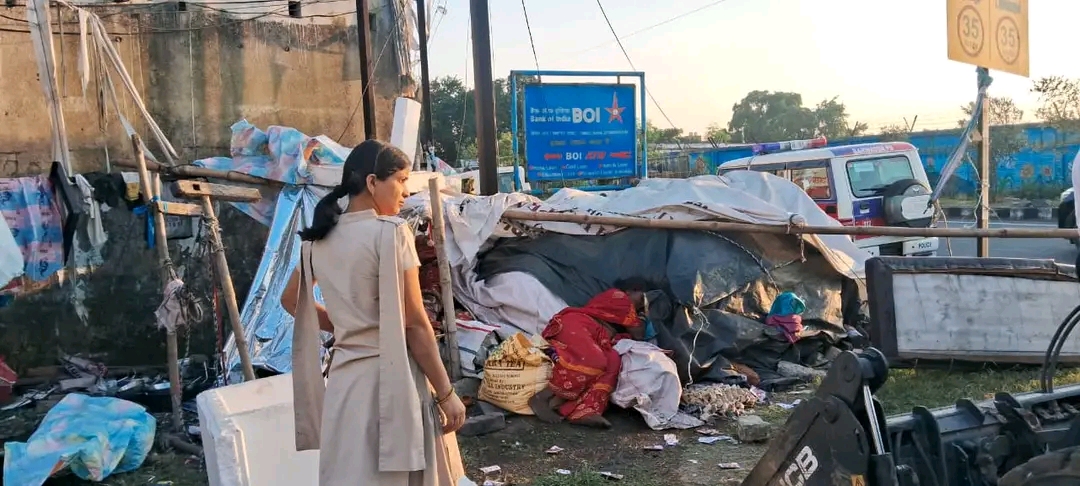 धनबाद डीसी कार्यालय के मुख्य द्वार से हटा अतिक्रमण, झोपड़ियां तोड़ी गईं; पुनर्वास पर सवाल