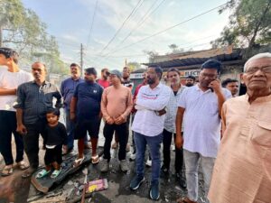 सिंदरी मार्केट अग्निकांड: विधायक चंद्रदेव महतो ने लिया नुकसान का जायजा, दुकानदारों को मदद का भरोसा