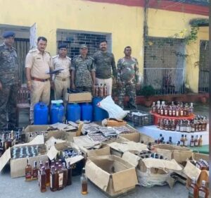 धनबाद में सरकारी क्वार्टर पर छापेमारी, 40 लीटर स्पिरिट और 550 शराब के लेबल जब्त
