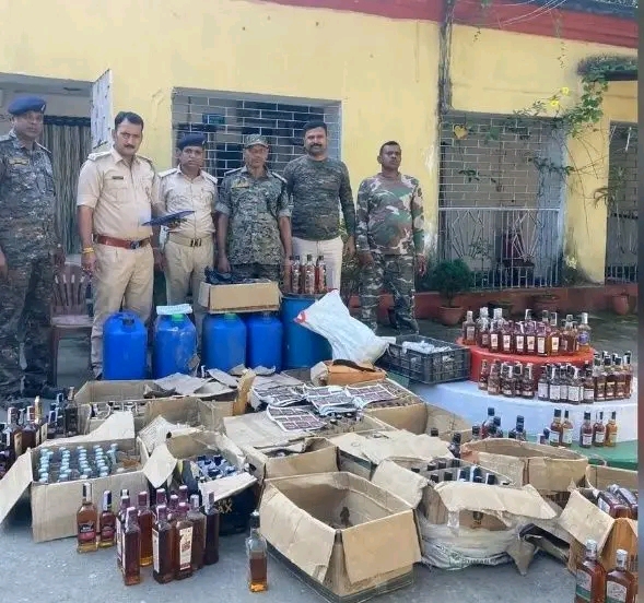 धनबाद में सरकारी क्वार्टर पर छापेमारी, 40 लीटर स्पिरिट और 550 शराब के लेबल जब्त