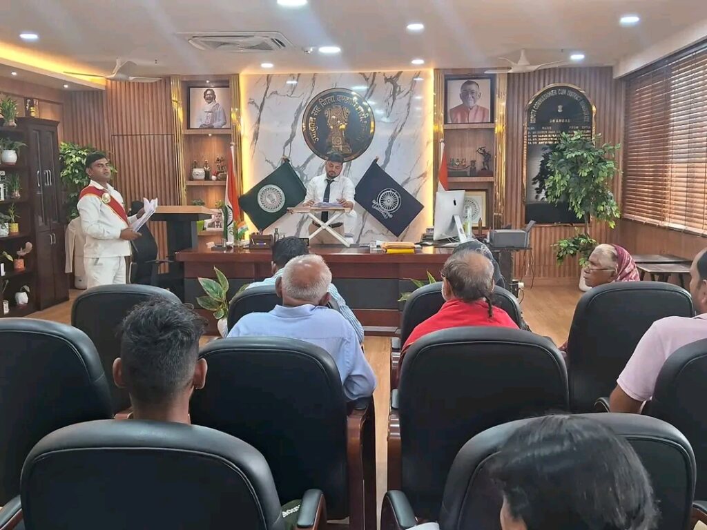 जनता दरबार में बुजुर्ग बहादुर राय की राशन समस्या का समाधान, दो महीने बाद मिला अनाज