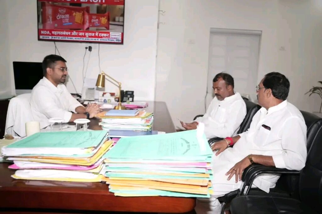 पटना में मुखिया संघ और पंच-सरपंच संघ के प्रदेश अध्यक्षों से मिले दीपक प्रकाश