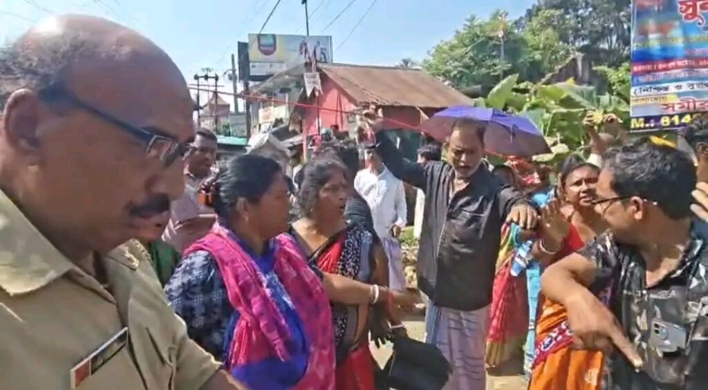 हावड़ा-अमता रोड पर अन्नपूर्णा भंडार योजना के भुगतान को लेकर प्रदर्शन, लाठीचार्ज का आरोप