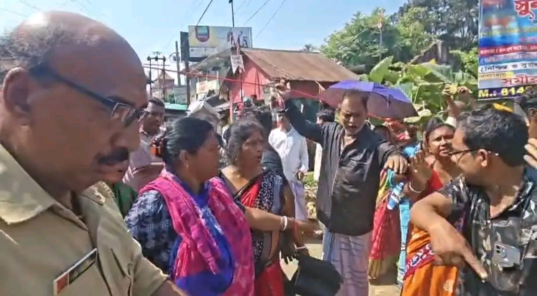हावड़ा-अमता रोड पर अन्नपूर्णा भंडार योजना के भुगतान को लेकर प्रदर्शन, लाठीचार्ज का आरोप