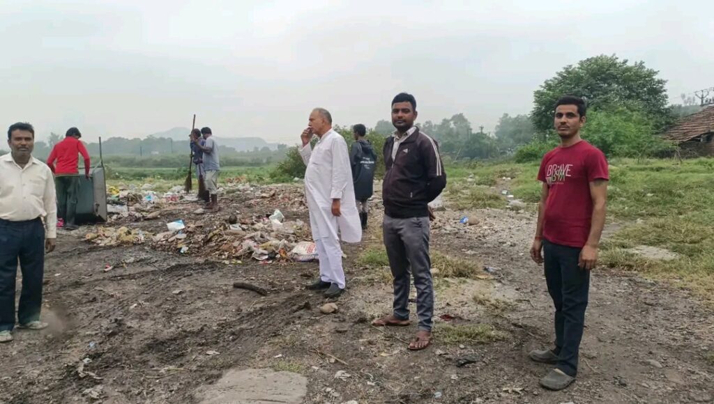 पाण्डेयडीह में पार्षद छोटू सिंह ने खुद संभाली सफाई की कमान, हटवाया कचरे का अंबार