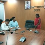 धनबाद समाहरणालय में जनता दरबार आयोजित, लोगों ने रखीं विभिन्न समस्याएं
