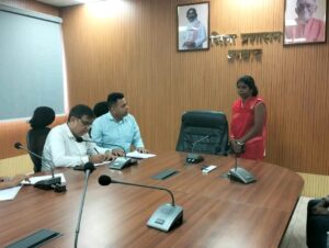 धनबाद समाहरणालय में जनता दरबार आयोजित, लोगों ने रखीं विभिन्न समस्याएं