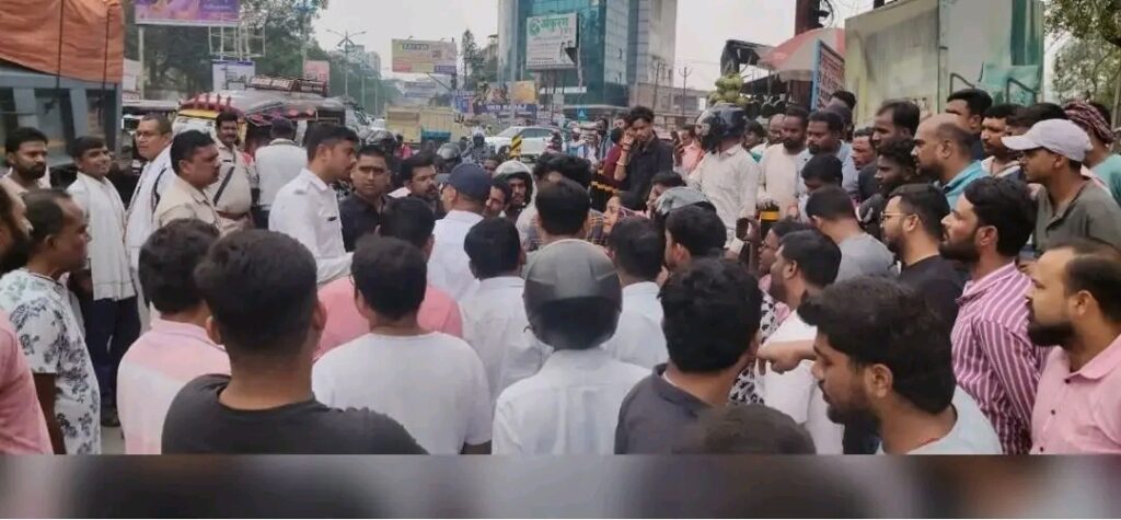 धनबाद में ट्रैफिक चेकिंग के दौरान हंगामा, चालान को लेकर पुलिस से भिड़े कार सवार