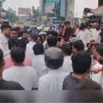 धनबाद में ट्रैफिक चेकिंग के दौरान हंगामा, चालान को लेकर पुलिस से भिड़े कार सवार