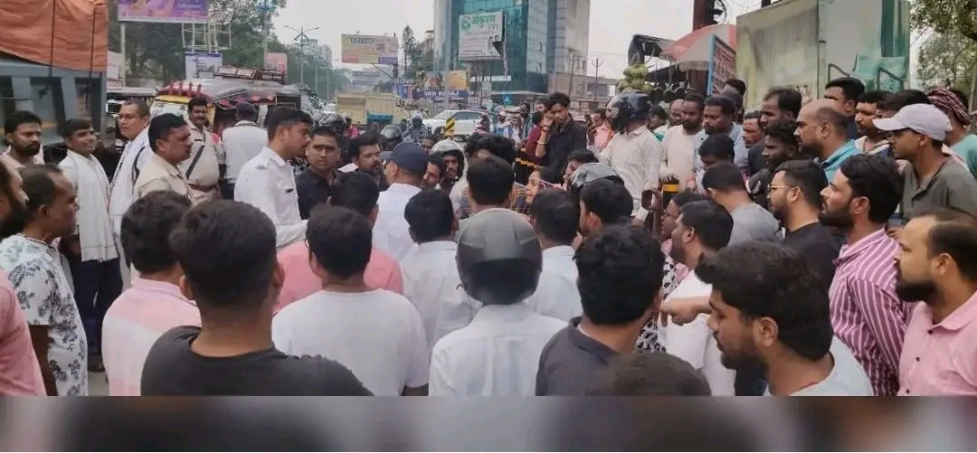 धनबाद में ट्रैफिक चेकिंग के दौरान हंगामा, चालान को लेकर पुलिस से भिड़े कार सवार