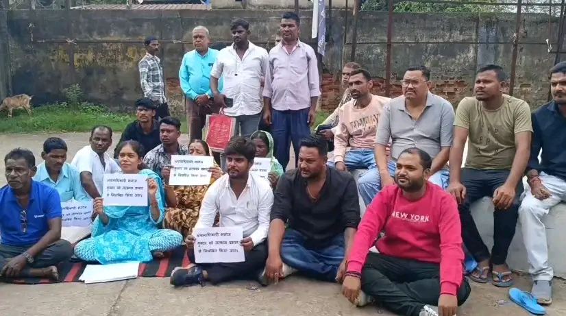 न्यायालय के आदेश के बावजूद पंजी-2 में सुधार नहीं होने का आरोप, झरिया अंचल कार्यालय के सामने धरना