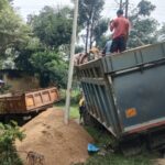Dhanbad: सिंदरी में बिना चालान बालू लदा हाइवा धंसा, पुलिस की कार्यशैली पर उठे सवाल