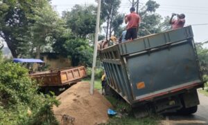 Dhanbad: सिंदरी में बिना चालान बालू लदा हाइवा धंसा, पुलिस की कार्यशैली पर उठे सवाल