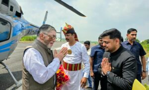 धनबाद पहुंचे झारखंड के राज्यपाल संतोष कुमार गंगवार, बरवाअड्डा एयरपोर्ट पर गार्ड ऑफ ऑनर के साथ स्वागत