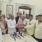 धनबाद पहुंचे नेता प्रतिपक्ष बाबूलाल मरांडी, BJYM धनबाद महानगर जिलाध्यक्ष नित्यानंद मंडल ने पुष्पगुच्छ देकर किया स्वागत
