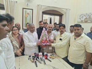 धनबाद पहुंचे नेता प्रतिपक्ष बाबूलाल मरांडी, BJYM धनबाद महानगर जिलाध्यक्ष नित्यानंद मंडल ने पुष्पगुच्छ देकर किया स्वागत