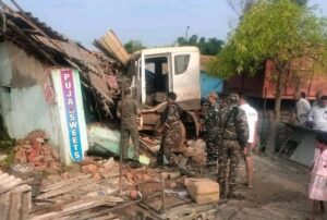 बोकारो में भीषण सड़क हादसा, नाश्ते की दुकान में घुसा ट्रक; 2 की मौत, 10 से अधिक घायल