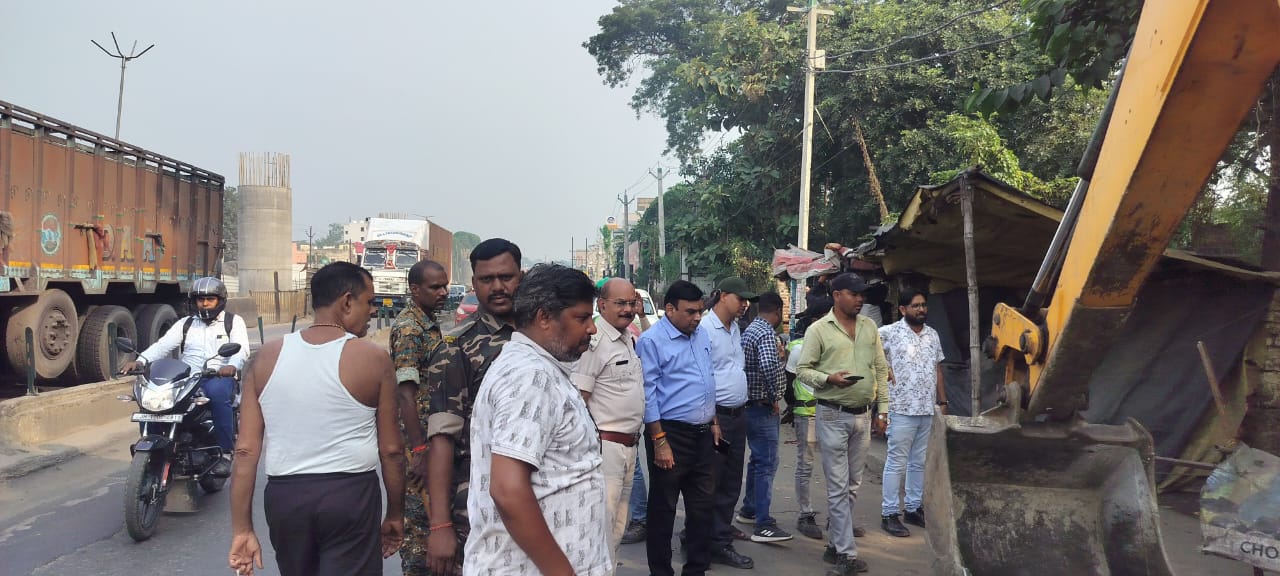 दुर्गा पूजा से पहले गोविंदपुर में अतिक्रमण हटाने का अभियान, सड़क किनारे से हटाए गए ठेले और दुकानें