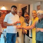 अखिल भारतीय ब्राह्मण समाज ने महापौर संजीव सिंह से की शिष्टाचार भेंट, दुर्गासप्तशती भेंट कर दी नवरात्रि की शुभकामनाएं