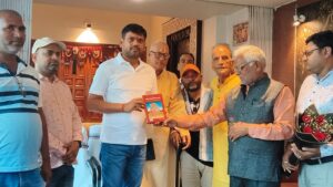 अखिल भारतीय ब्राह्मण समाज ने महापौर संजीव सिंह से की शिष्टाचार भेंट, दुर्गासप्तशती भेंट कर दी नवरात्रि की शुभकामनाएं