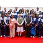 एशियन गेम्स के स्वर्ण पदक विजेता भारतीय पुरुष और महिला क्रिकेट टीम ने पीएम मोदी से की मुलाकात
