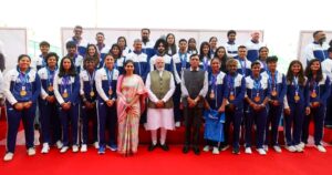 एशियन गेम्स के स्वर्ण पदक विजेता भारतीय पुरुष और महिला क्रिकेट टीम ने पीएम मोदी से की मुलाकात