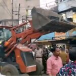 झरिया में नगर निगम का बुलडोजर एक्शन, सड़क और फुटपाथ से हटाया अतिक्रमण; दुकानदारों पर जुर्माना