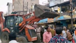 झरिया में नगर निगम का बुलडोजर एक्शन, सड़क और फुटपाथ से हटाया अतिक्रमण; दुकानदारों पर जुर्माना