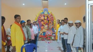 पूर्वी टुंडी: महाअष्टमी पर आजसू पार्टी ने दुर्गा पूजा पंडालों को दी सहयोग राशि