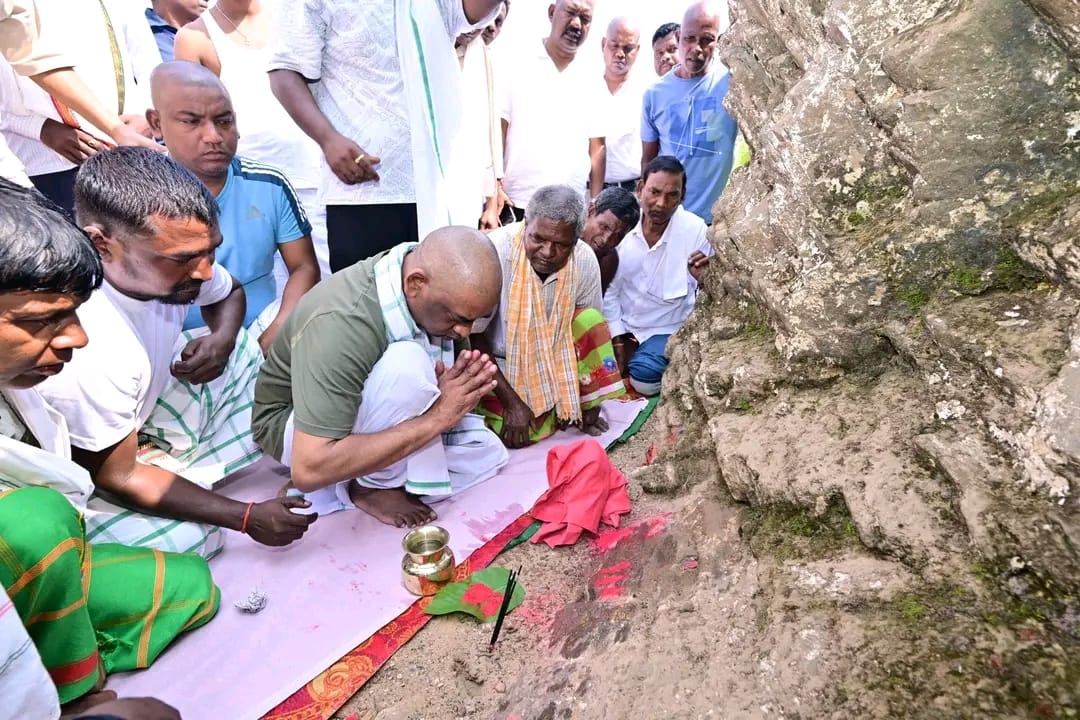 मुख्यमंत्री हेमंत सोरेन ने रजरप्पा में मां रूपी सोरेन की अस्थियों का किया विसर्जन