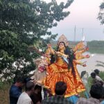 पूर्वी टुंडी के लटानी मोड़ पर नम आंखों से मां दुर्गा को विदाई, शांतिपूर्ण ढंग से संपन्न हुआ विसर्जन