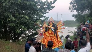 पूर्वी टुंडी के लटानी मोड़ पर नम आंखों से मां दुर्गा को विदाई, शांतिपूर्ण ढंग से संपन्न हुआ विसर्जन