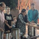 धनबाद में ‘मां की रसोई’ के तहत जरूरतमंदों को बांटी गई खिचड़ी और हलुआ