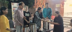 धनबाद में ‘मां की रसोई’ के तहत जरूरतमंदों को बांटी गई खिचड़ी और हलुआ