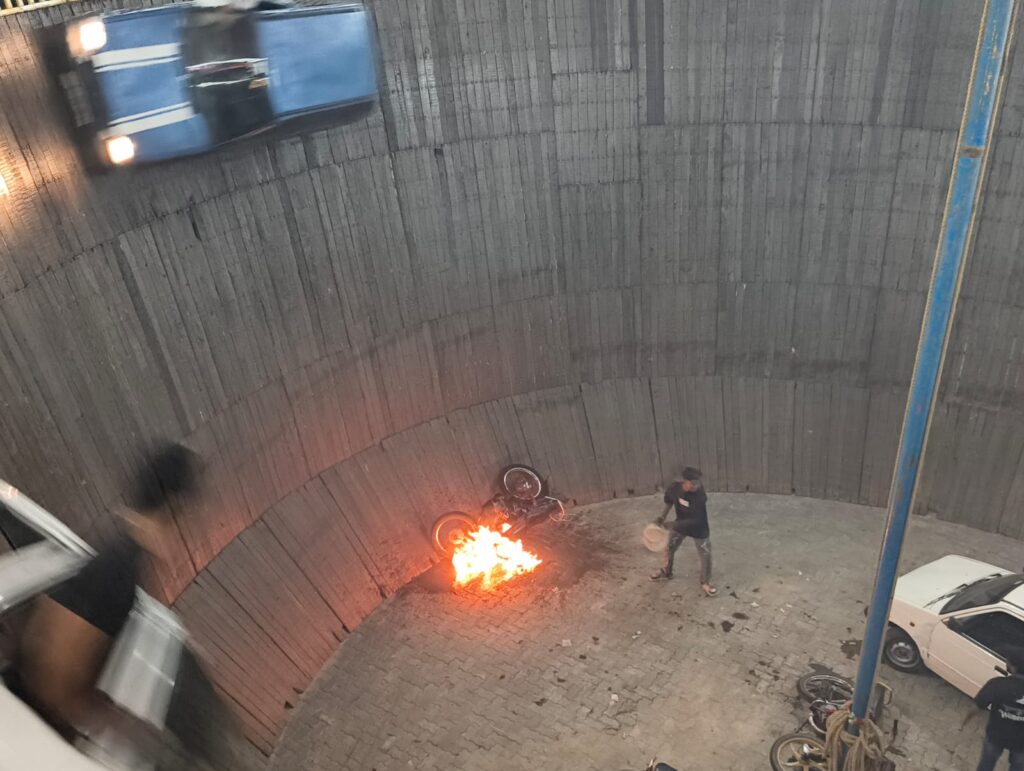 जमशेदपुर: बर्मामाइंस दुर्गा पूजा मैदान के ‘मौत के कुएं’ में हादसा, स्टंट के दौरान बाइक में लगी आग