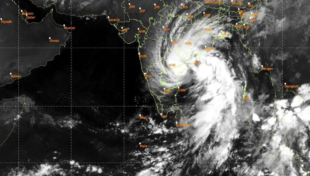 झारखंड में चक्रवात के असर से बदला मौसम, रांची समेत कई जिलों में बारिश