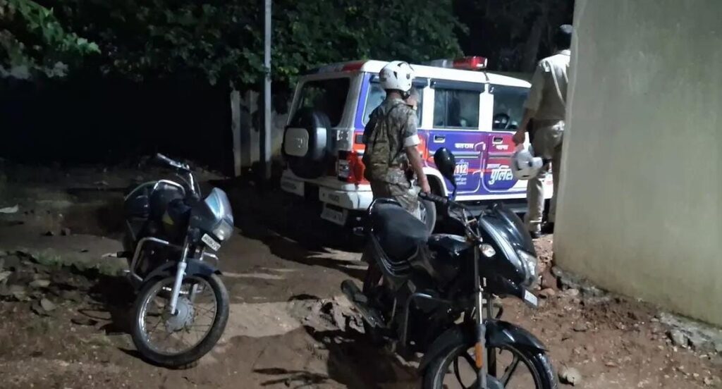 कतरास में जुए के अड्डे पर पुलिस की छापेमारी, दो युवक गिरफ्तार