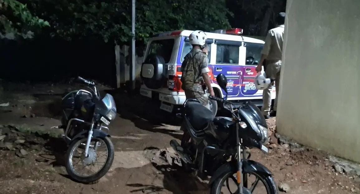 कतरास में जुए के अड्डे पर पुलिस की छापेमारी, दो युवक गिरफ्तार
