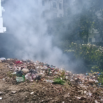 धनबाद: स्टील गेट के पास कचरे के ढेर में लगी आग, दमकल ने पाया काबू