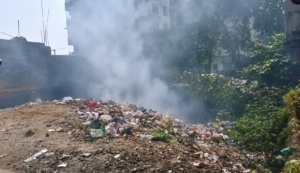 धनबाद: स्टील गेट के पास कचरे के ढेर में लगी आग, दमकल ने पाया काबू