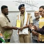 शांतिपूर्ण दुर्गा पूजा संपन्न कराने पर भूली थाना प्रभारी विश्वजीत ठाकुर सम्मानित