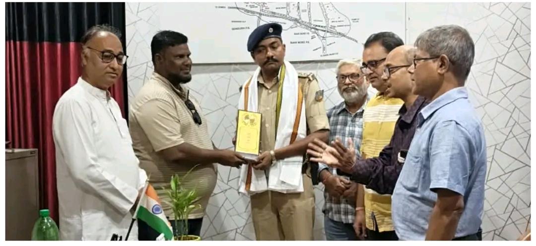 शांतिपूर्ण दुर्गा पूजा संपन्न कराने पर भूली थाना प्रभारी विश्वजीत ठाकुर सम्मानित