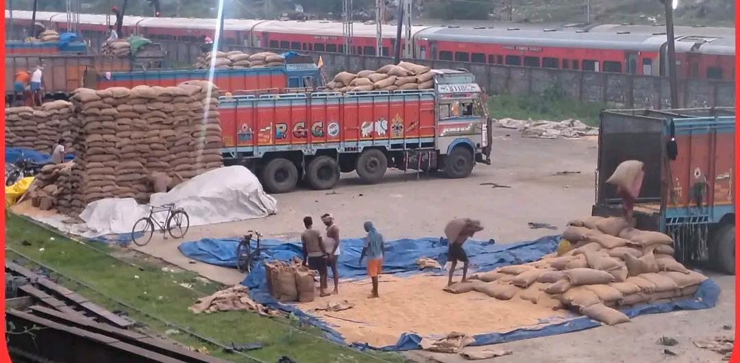 धनबाद में FCI के सरकारी अनाज की सुरक्षा पर सवाल, खराब मौसम से नुकसान की आशंका